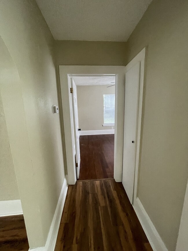 Building Photo - 902 W Church St