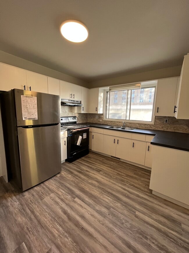 Building Photo - 2 Montcalm Cres