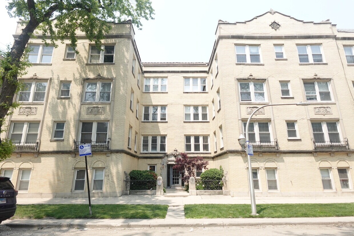 Foto principal - 2608 W Glenlake Ave
