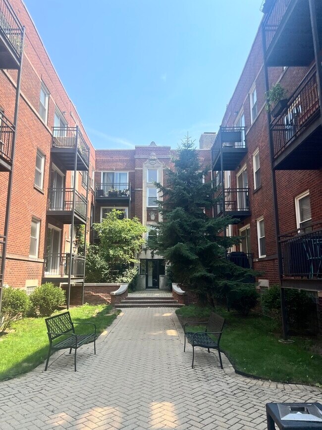 Foto del edificio - 3705 N Kenneth Ave