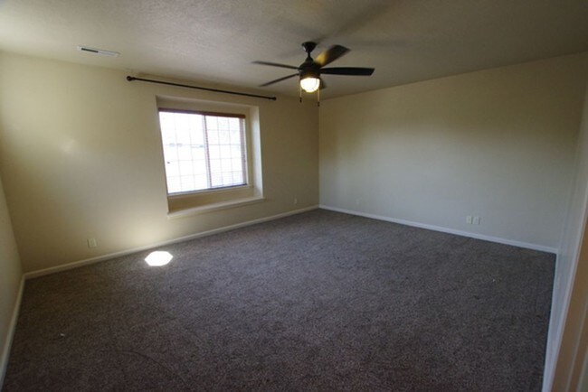 Building Photo - Very nice upgraded townhome