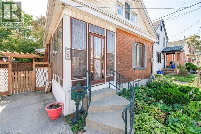 Building Photo - 252 Beechwood Ave