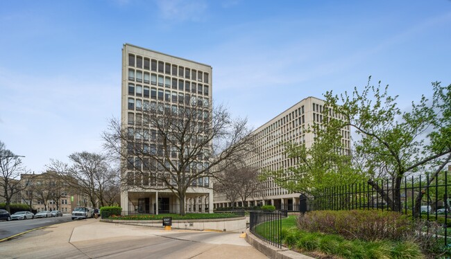 Building Photo - 1450 E 55th Plz