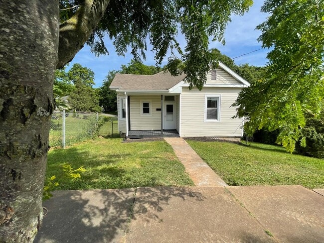 Building Photo - 2358 Sackett St