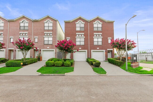 Foto del edificio - Gated Townhome Minutes from the Texas Medi...