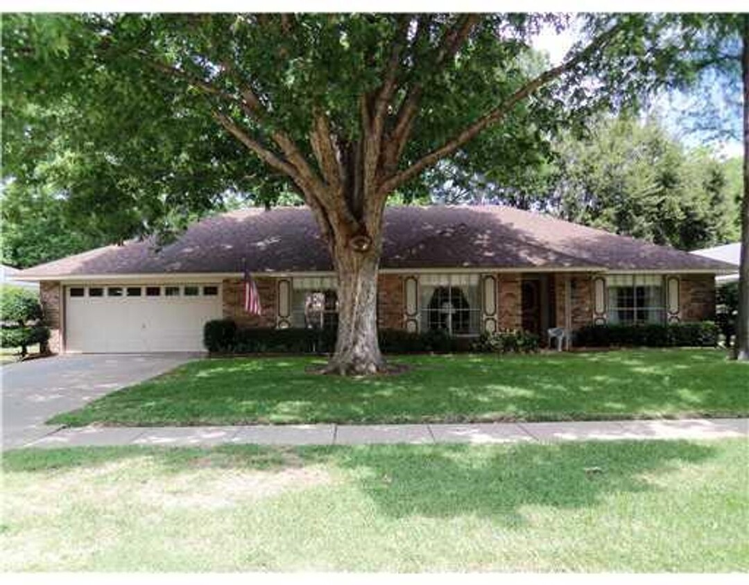 Primary Photo - Spacious Home in University Terrace