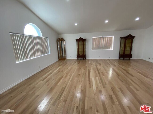 Foto del edificio - 4 br, 3 bath House - 20897 Kelvin Pl