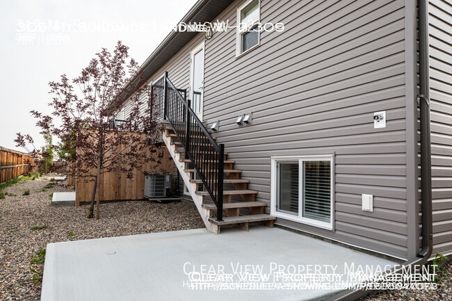 Building Photo - Stylish and contemporary townhouse 3 bed, 1.5 bath!