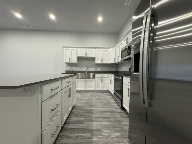 Foto del edificio - 2 Bed | 2 Bath | 3 Stall Garage | Patio Tw...