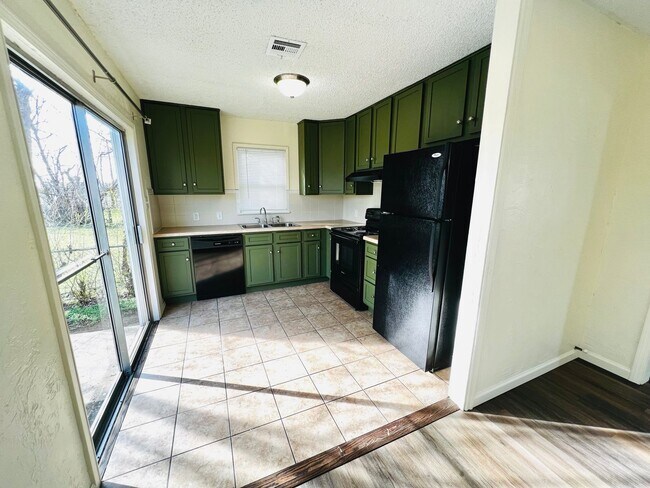Foto del edificio - Cute 2BD 1BA Home w/ Bonus Room in Midwest...