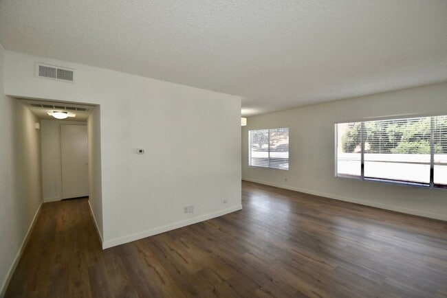 Foto del edificio - 24411 Newhall Ave