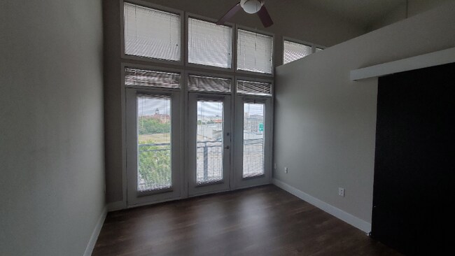 Foto del edificio - 901 E 5th St