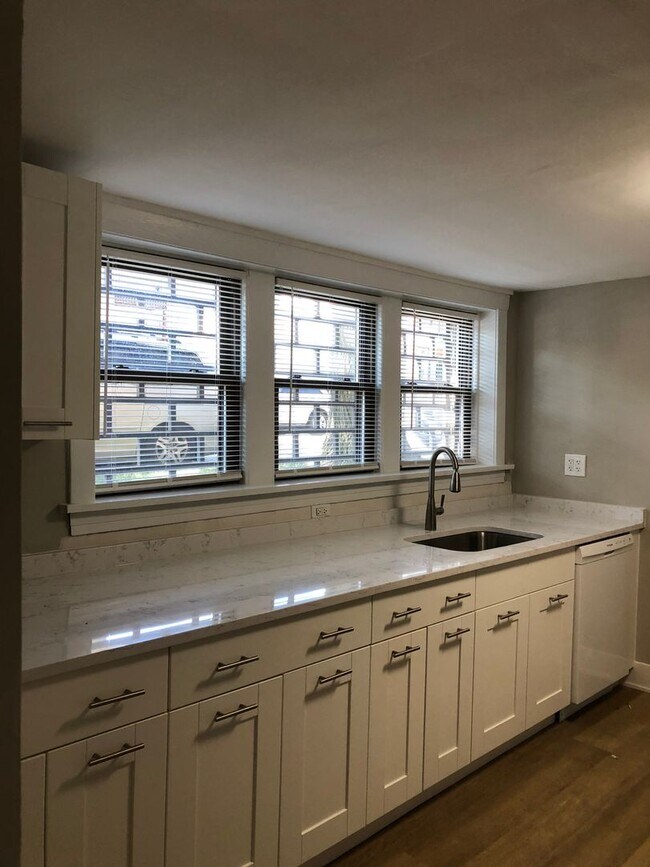 Foto del edificio - 2056 N Oakley Ave