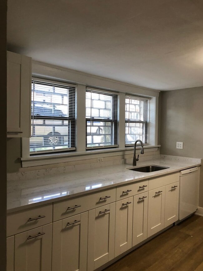 Building Photo - 2056 N Oakley Ave