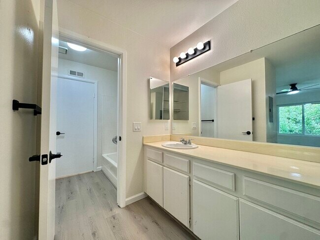 Foto del edificio - Indulge in coastal living in this beautiful 2bd 1ba Condo located in La Jolla area close to UCSD!