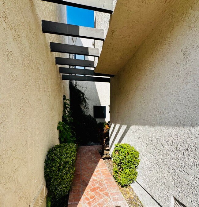 Foto del edificio - Remodeled 3/3 Townhome For Rent in Huntington Harbor!