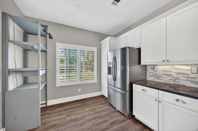 Foto del edificio - 2-Story Twin Home with Solar Panels in the Gated Community of Vista Cupertino!