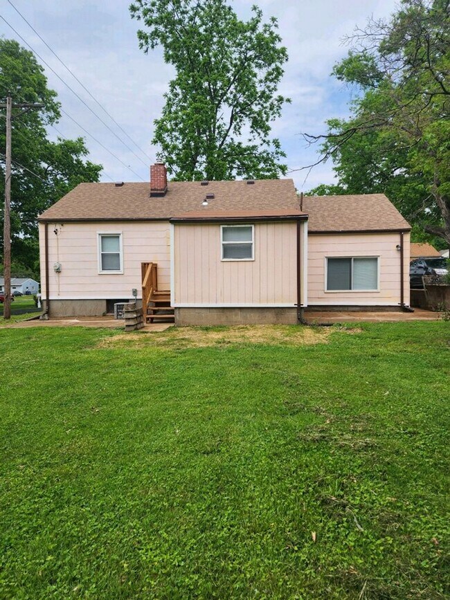 Foto del edificio - 3 Bedroom 1 bath with Large Back Yard Comi...