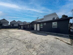 Building Photo - 206 E 33rd St