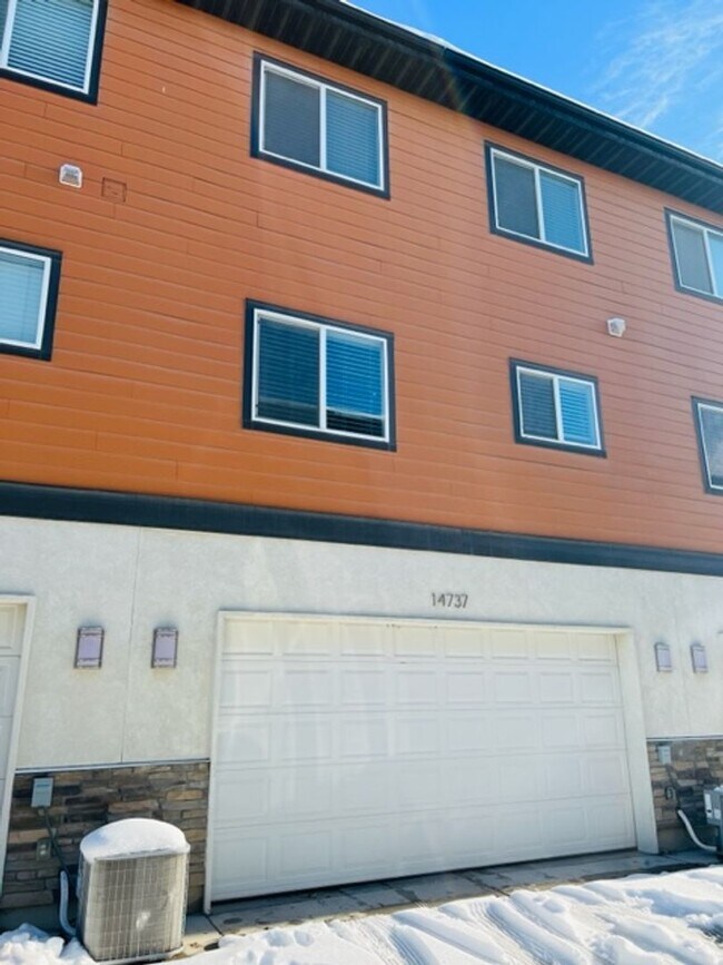 Foto del edificio - Beautiful 2018 townhome with 2 car garage ...