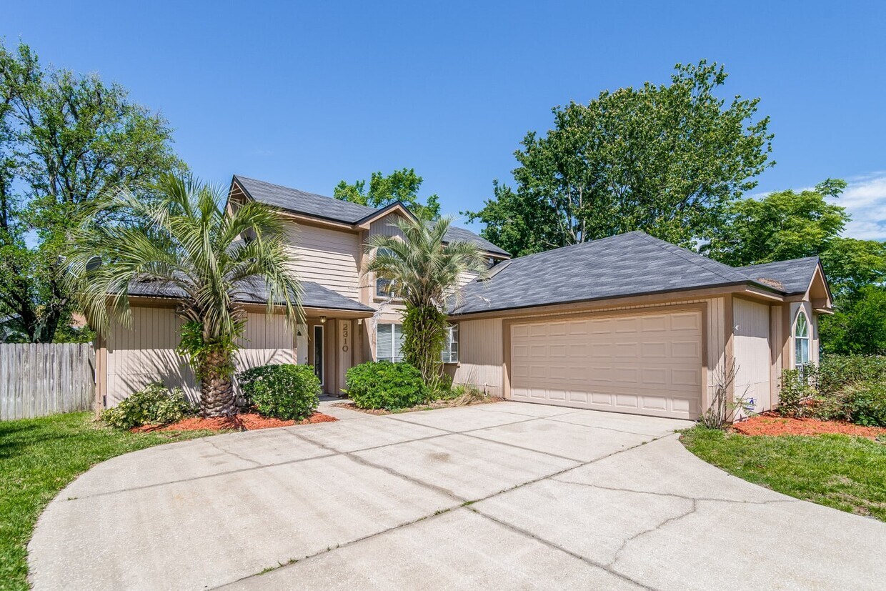 Foto principal - 2310 Eagles Nest Rd