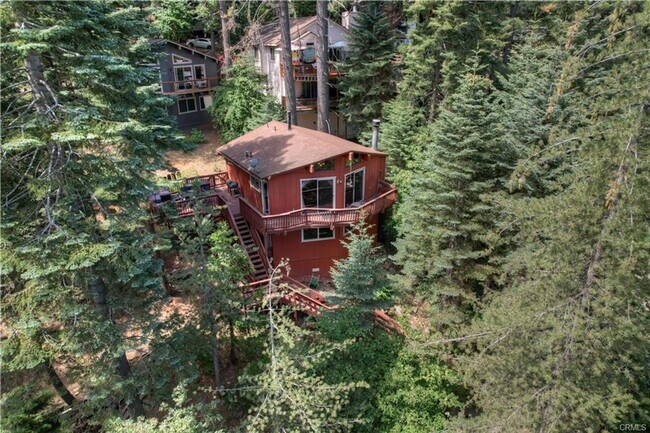 Foto del edificio - Treehouse-like atmosphere with peek-a-boo views of Lake Arrowhead