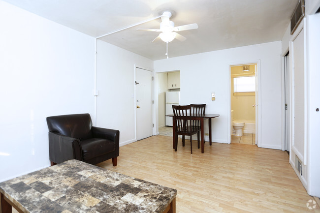 2 HAB, 1 BA - sala de estar - 102 N Lincoln Ave