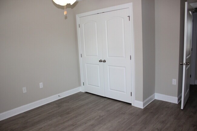 Building Photo - Nice 2 Bedroom, 2.5 Bath Townhouse