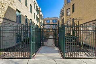 Building Photo - 7035 N Sheridan Rd