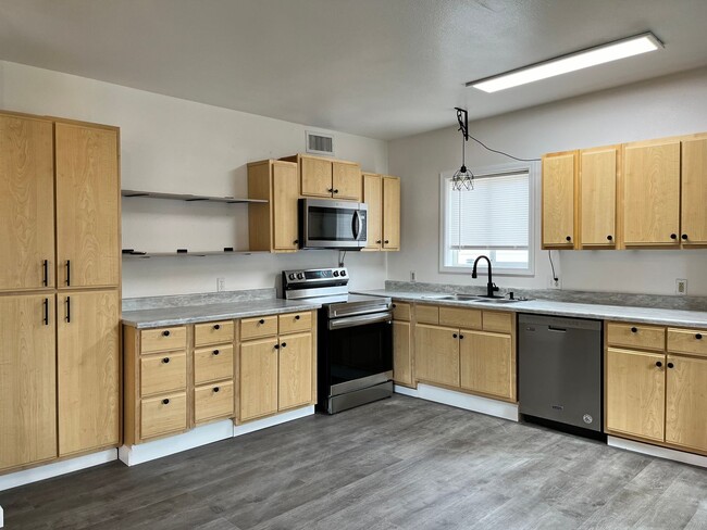 Building Photo - 2 bedroom plus 1 non-conforming bedroom, 1...