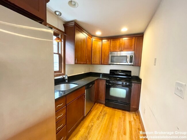 Building Photo - 241 West Third St. Unit 2