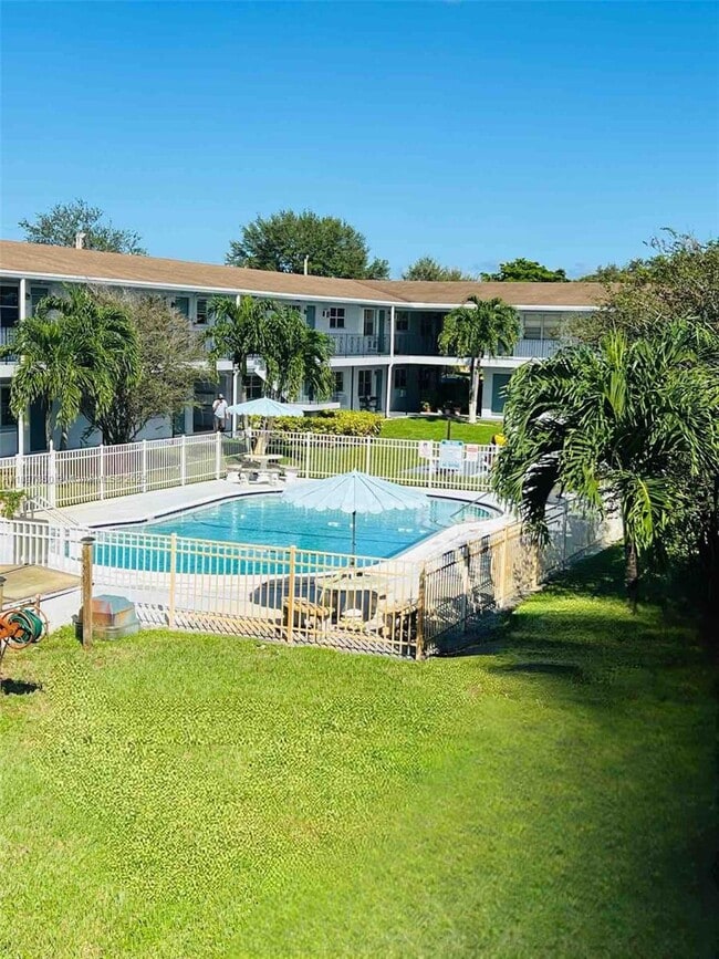 Foto del edificio - 7401 Pines Blvd