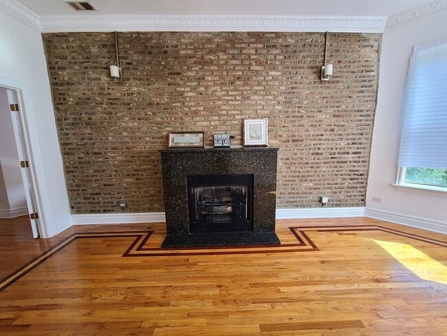 Building Photo - 4856 S Prairie Ave