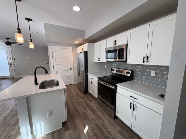 Foto del edificio - Modern 2 Bed + Flex Townhome with Rooftop Deck Near Paco Sanchez Park & Light Rail