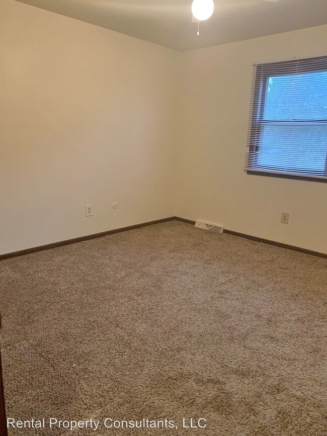 Foto del edificio - 3990-3992 Camelot Dr SE