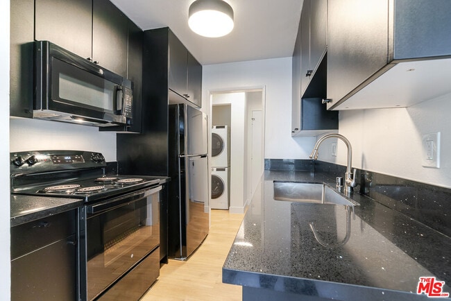 Building Photo - 1352 S Carmelina Ave