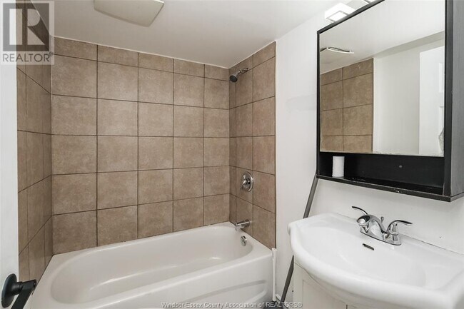 Photo du bâtiment - 948 University Ave E