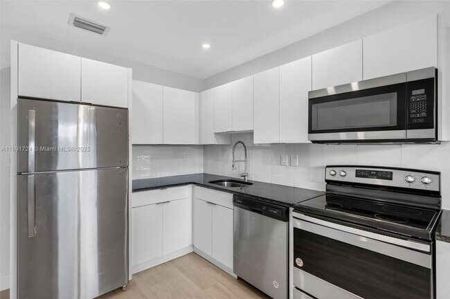 Foto del edificio - 615 NE 26th St