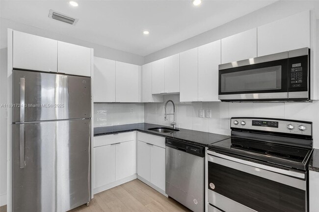 Building Photo - 615 NE 26th St