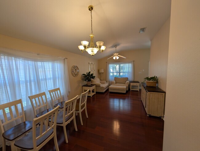 Comedor formal - 1015 Burning Tree Way