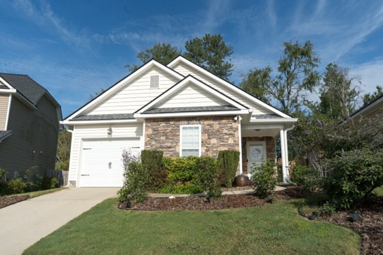 Foto principal - Charming 3-Bedroom, 2-Bath Home with Vault...