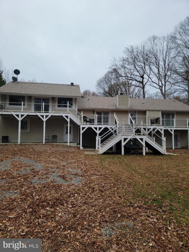 Foto del edificio - 215 Lakewood Landing Dr