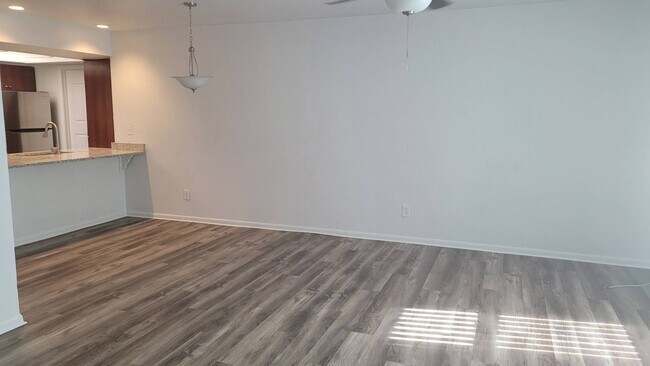 Building Photo - 3/2/1 Completely remodeled unit! Available...