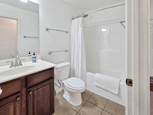 Building Photo - Charming Fully Furnished 3-Bedroom, 2-Bath...