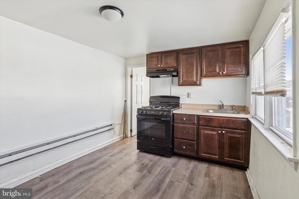 Primary Photo - 326 E Airy St