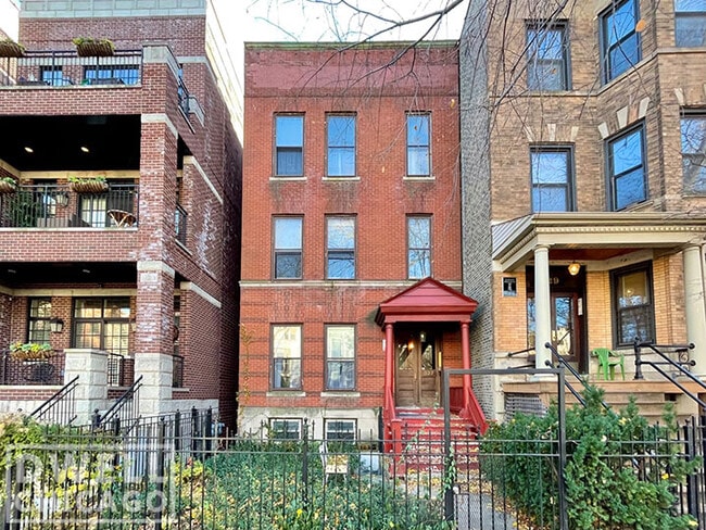 Building Photo - 827 W Aldine Ave