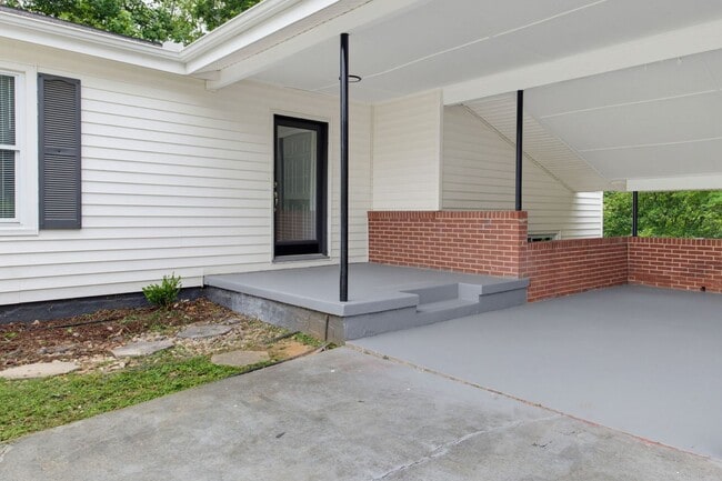 Building Photo - 3051 Highland Dr SE