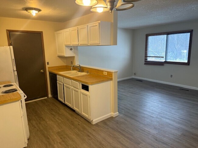Foto del edificio - Gorgeous Remodeled Townhome! Cherry HDWD Floors, Attached Garage!