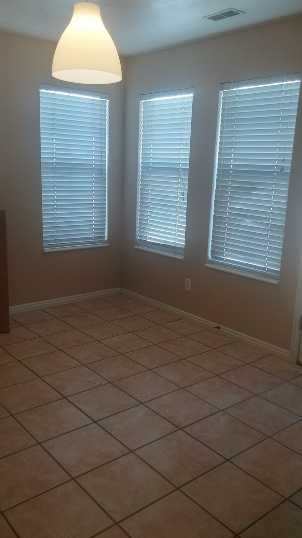 Building Photo - 3 bedroom 2 1/2 bath townhome