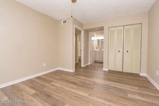 Foto del edificio - 6522 Six Mile Ln